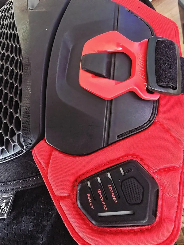 Sensoren, Protektoren, CO₂ – das Herzstück der intelligenten Motorrad Airbagweste