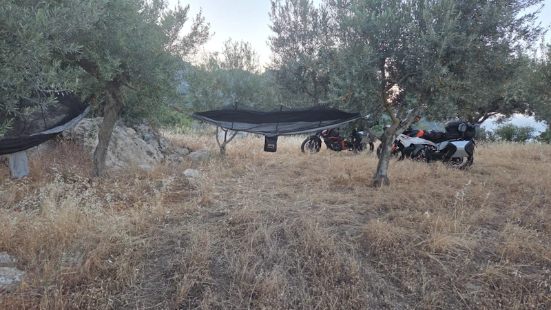 Übernachten in der Wildnis Motorrad