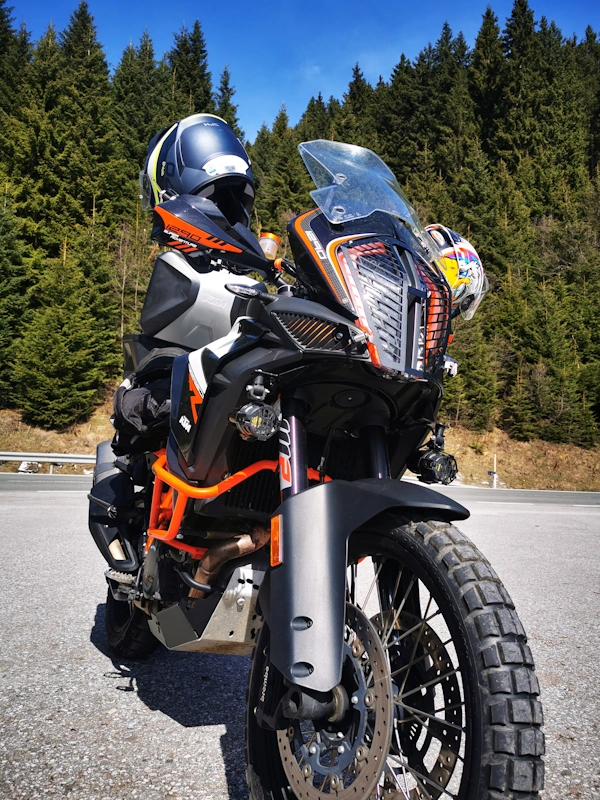 KTM 1290 R Adventure mit Motorrad Zubehör – Koffer, 
    Tankrucksack und Sturzbügel für Offroad und Langstrecke