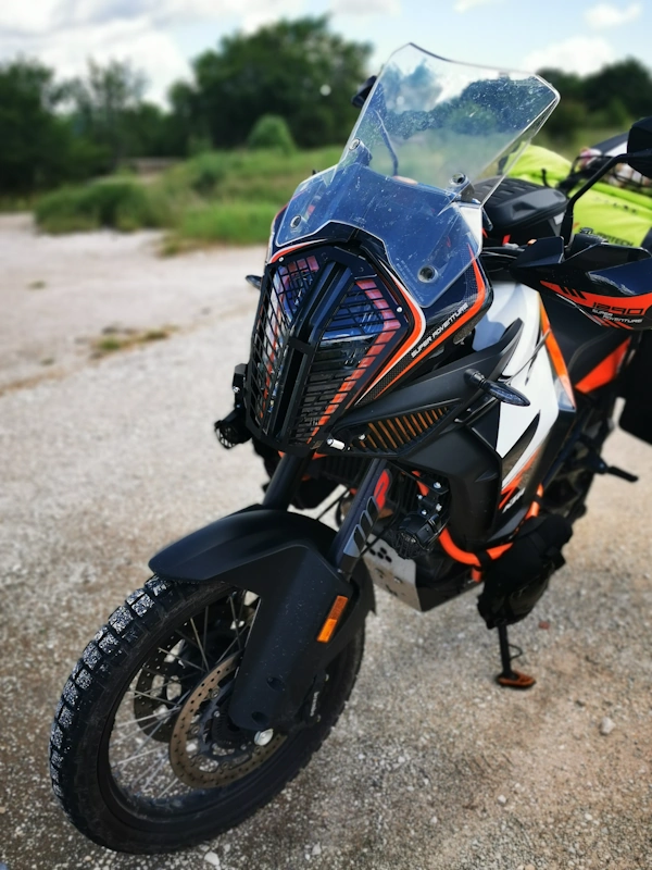 KTM 1290 R Adventure Offroad – Reiseenduro im Gelände mit Pirelli 
    Scorpion Reifen und Tieferlegung