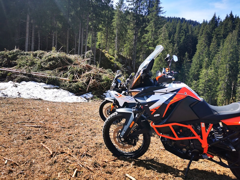 KTM 1290 R Adventure Cockpit – TFT-Display mit Fahrmodi, 
    Traktionskontrolle und Bordcomputer für Touren