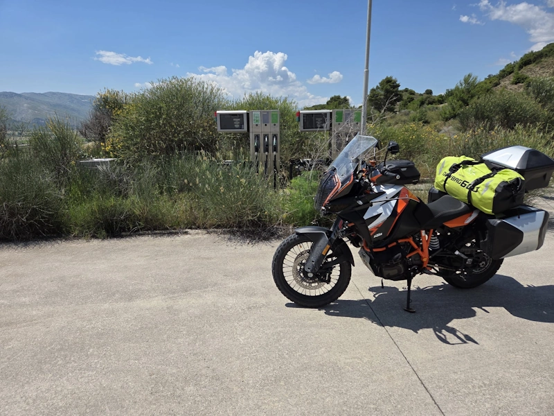 KTM 1290 R Adventure und KTM 790 – zwei Adventure Bikes auf 
    gemeinsamer Motorradreise mit Humor und Chaos