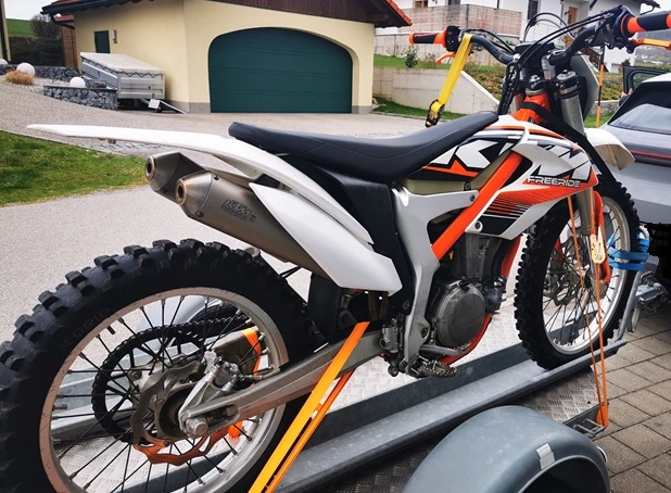 Motorrad auf Anhänger KTM 350 Freeride