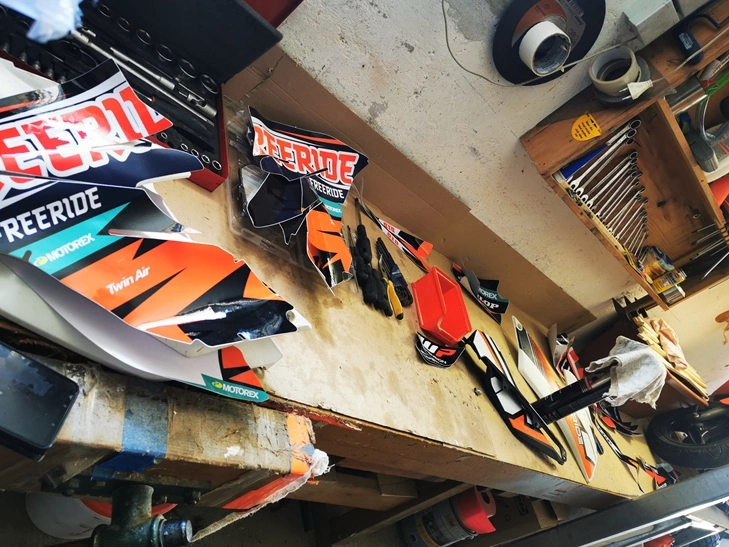 neue Beklebung für die Wanderenduro