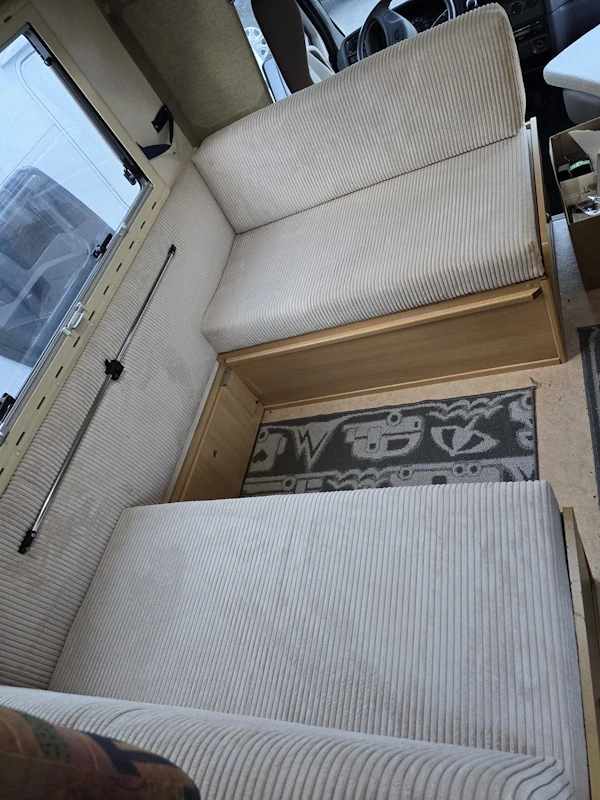 Nach dem Umbau des Wohnmobils modernes Design und hell