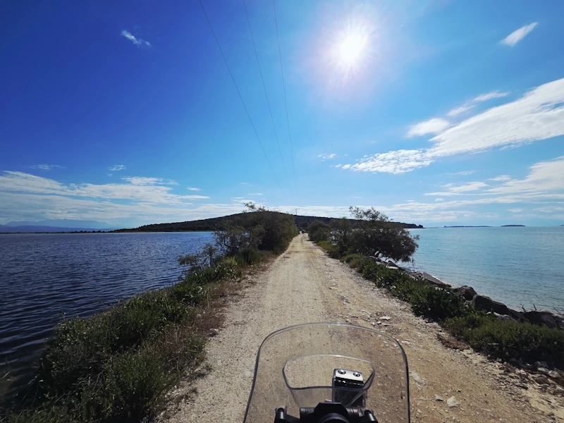 Schotterstraße ins Meer Griechenland
