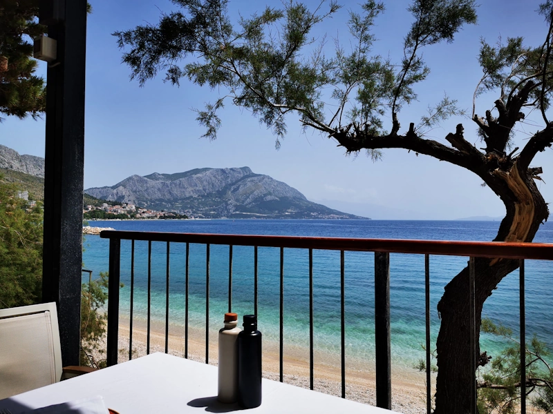 Motorradreise und entspannt Mittagessen mit Blick aufs Meer