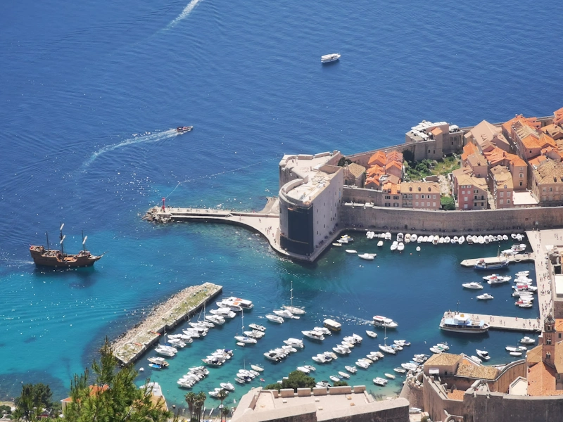 Piratenschiff fährt in Dubrovnik ein - Gänsehautfeeling für Game‑of‑Thrones‑Fans