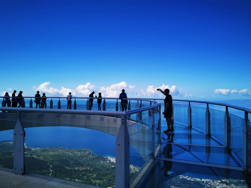 Glasbrücke vom Biokovo Skywalk und Sicht aufs Meer in Kroatien