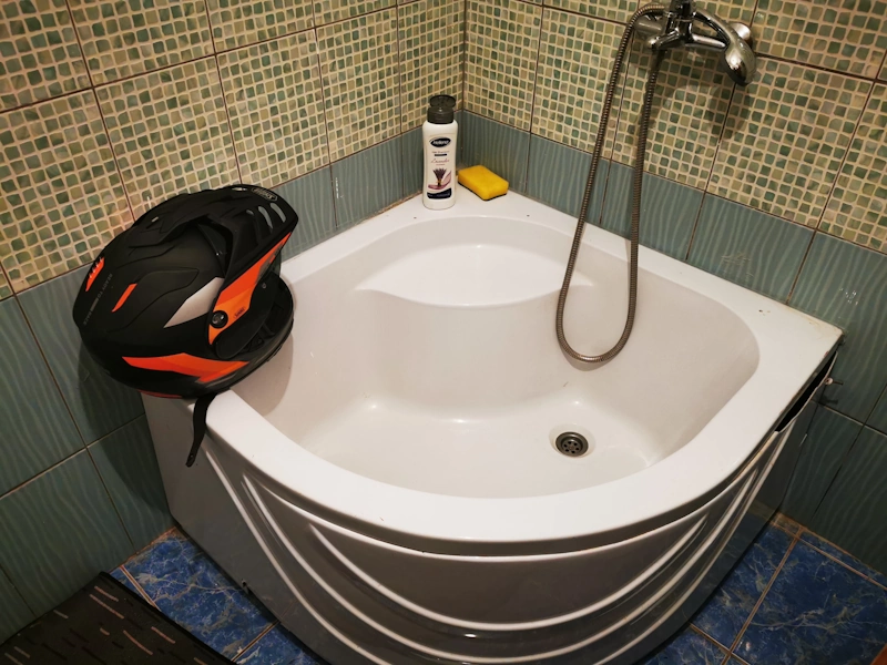 Bosnien Übernachtung Mini-Eckbadewanne