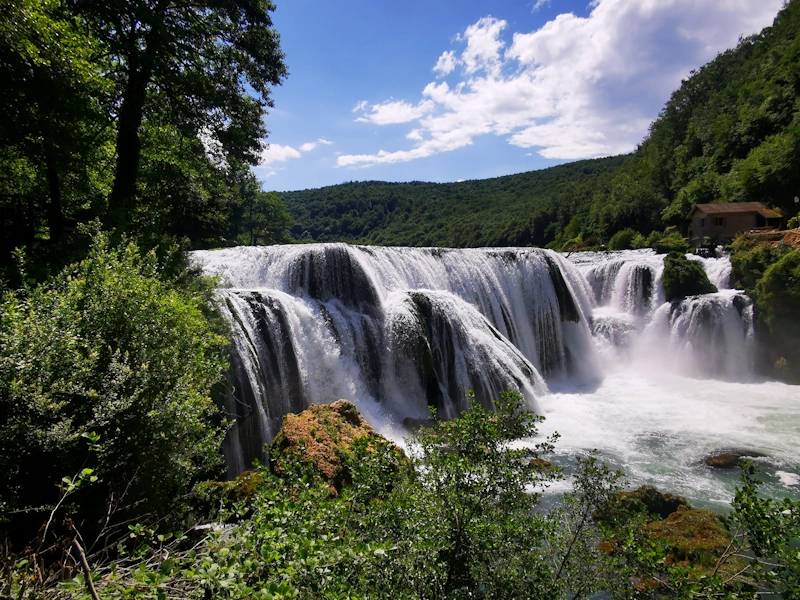 Motorradreise mit Viewpoint in Bosnien Nationalpark Una Wasserfälle