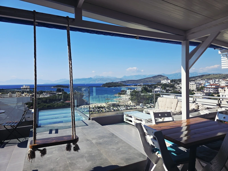Rooftop-Bar in Albanien am Meer
