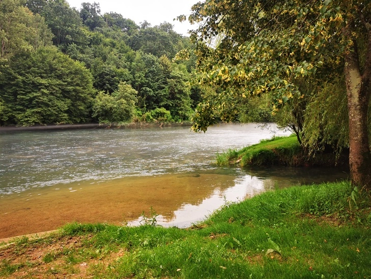 Eiskaltes Wasser am Fluss