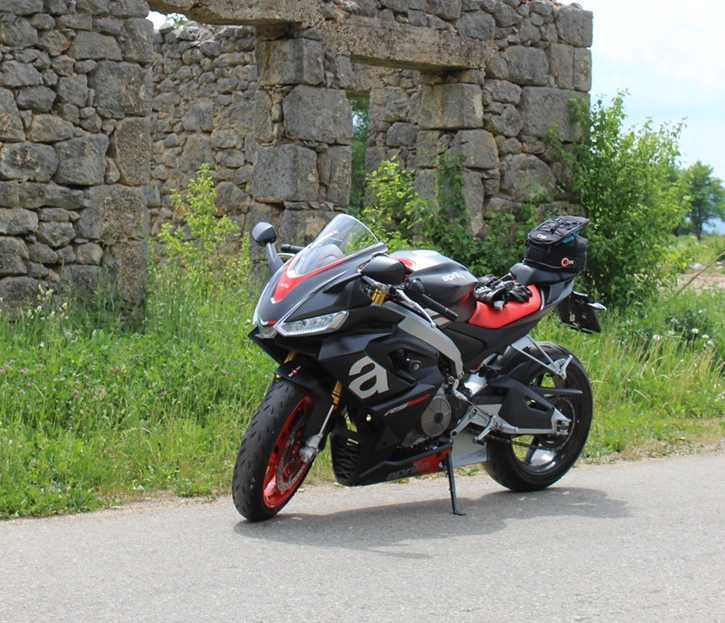 Straßenmotorrad vor der Waldfahrt