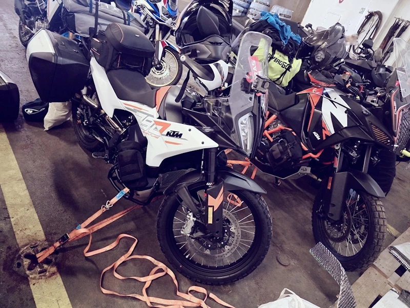 Hängematte zwischen Olivenbäumen und Motorräder