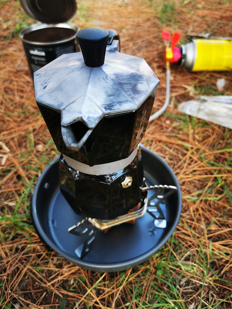 Motorradfahren Frühstück Kaffee Kochen mit Bialetti Espresso